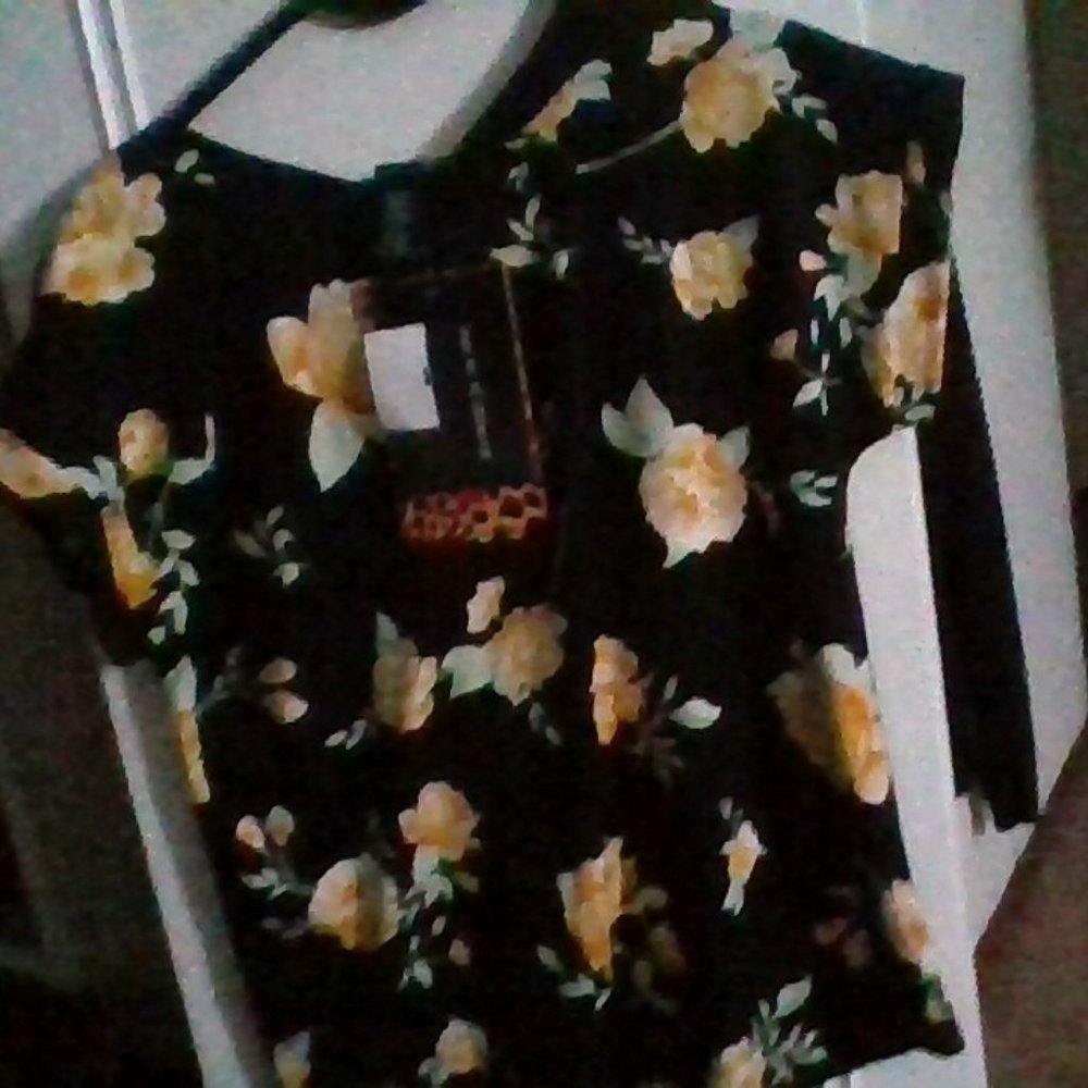 yellow flower pattern blouse Size large with tags